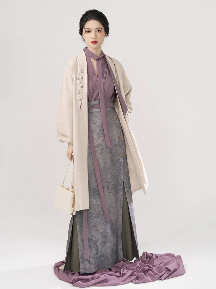 Fashionable Womemn Hanfu Commuter Wear: Modernized Song Dynasty Attire