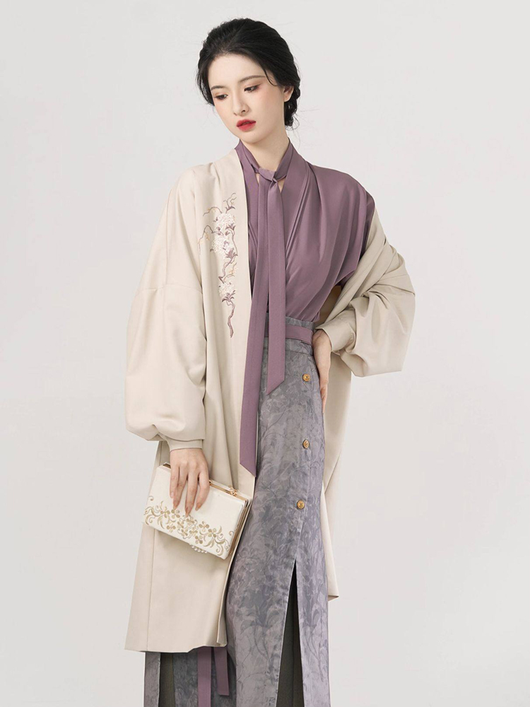 Fashionable Womemn Hanfu Commuter Wear: Modernized Song Dynasty Attire