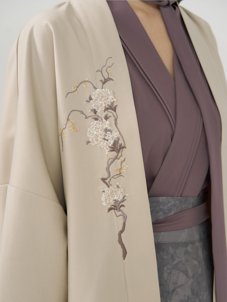 Fashionable Womemn Hanfu Commuter Wear: Modernized Song Dynasty Attire