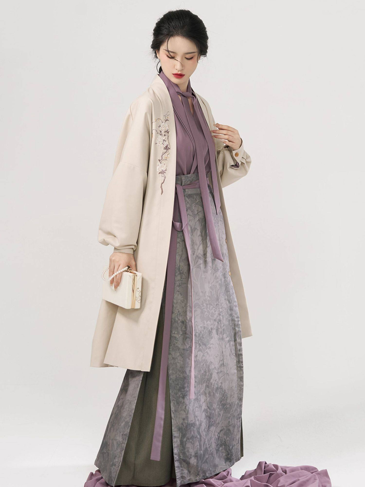 Fashionable Womemn Hanfu Commuter Wear: Modernized Song Dynasty Attire