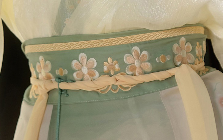 Wei-Jin Style Women Hanfu Set in Beige Qiyao Ruqun for Spring