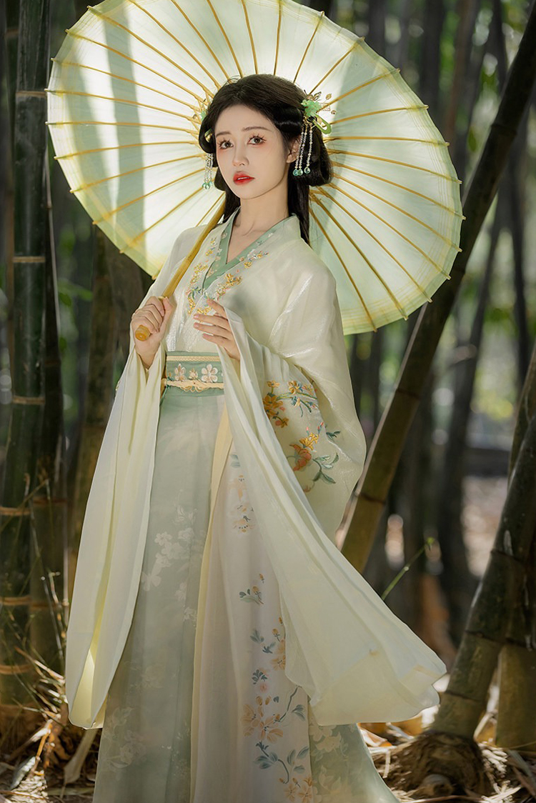 Wei-Jin Style Women Hanfu Set in Beige Qiyao Ruqun for Spring