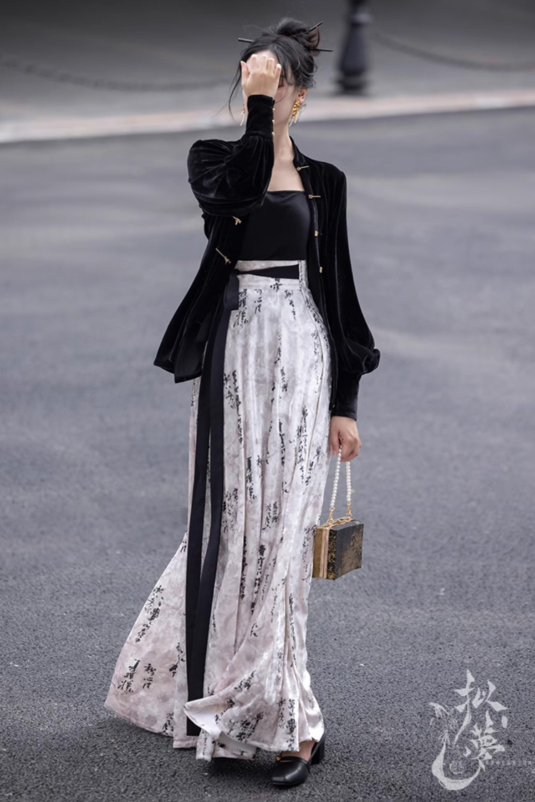 Fashiona Hanfu with Traditional Calligraphy Elements Women Streetwear New Trend