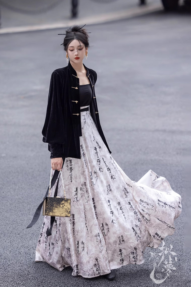 Fashiona Hanfu with Traditional Calligraphy Elements Women Streetwear New Trend