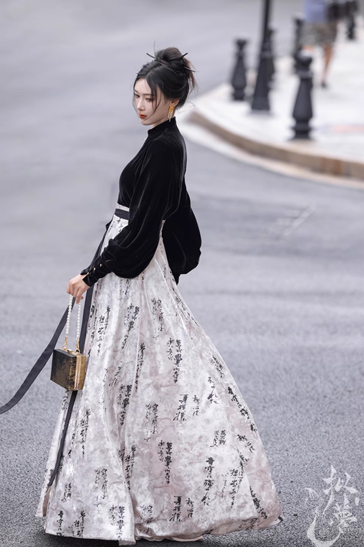 Fashiona Hanfu with Traditional Calligraphy Elements Women Streetwear New Trend
