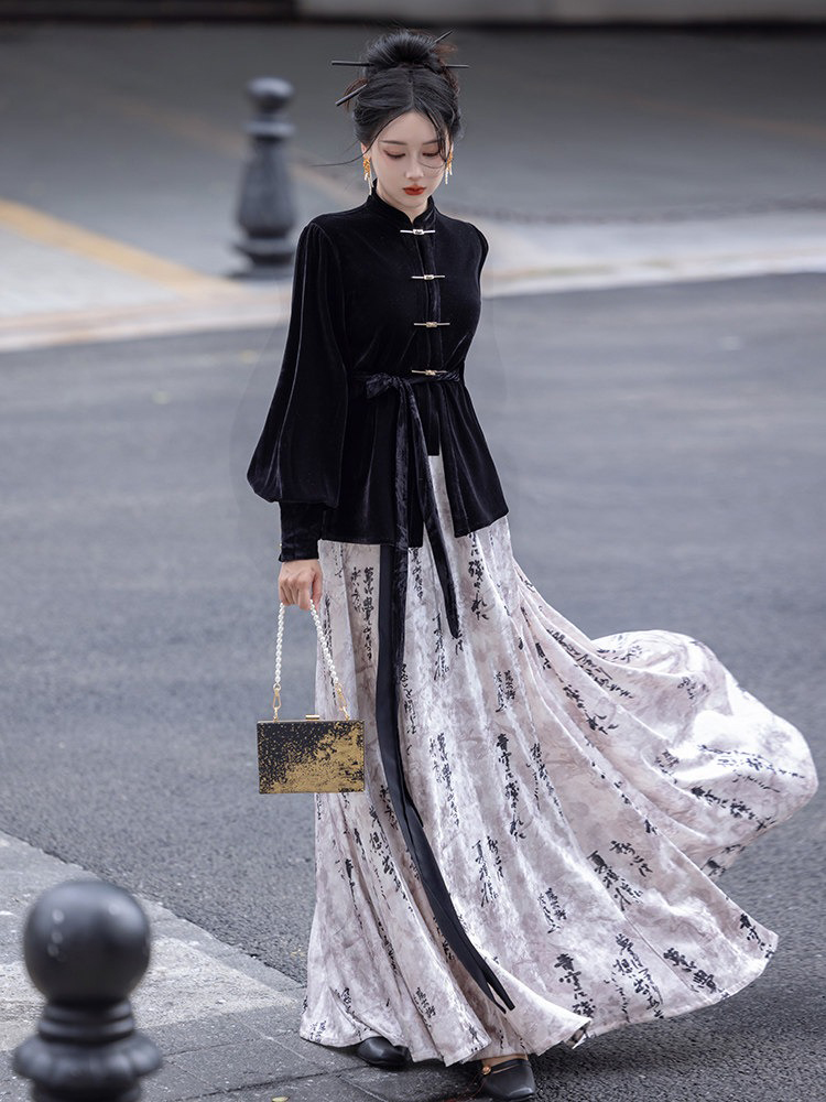 Fashiona Hanfu with Traditional Calligraphy Elements Women Streetwear New Trend