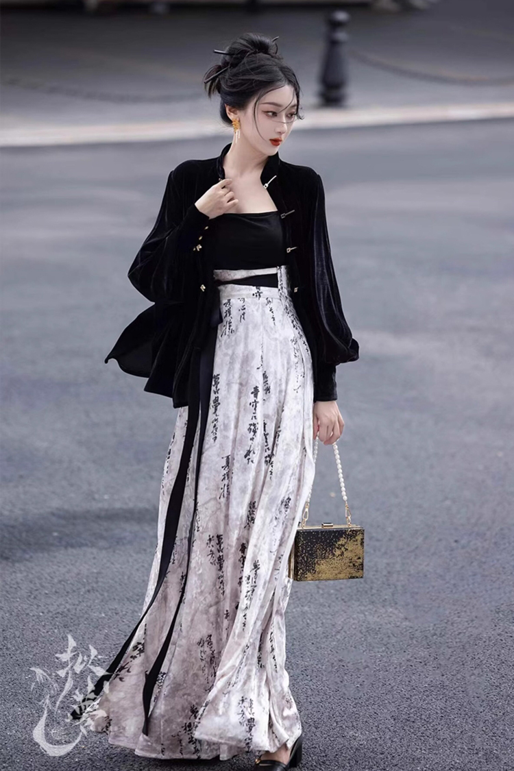 Fashiona Hanfu with Traditional Calligraphy Elements Women Streetwear New Trend