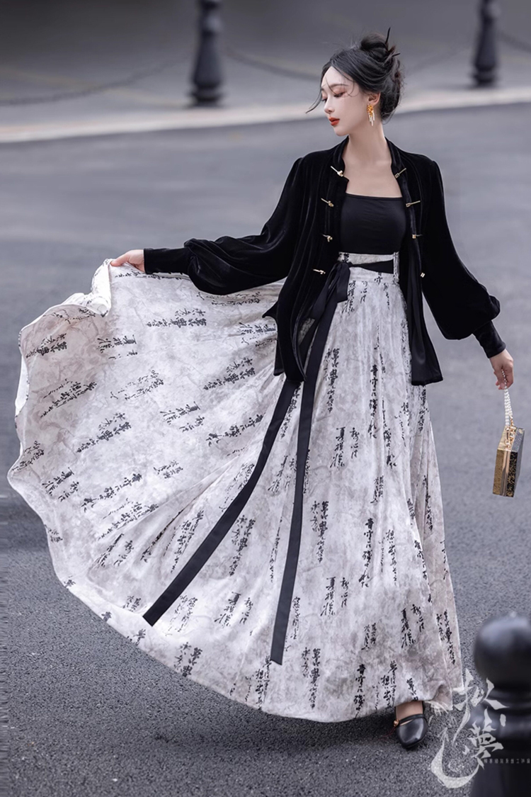 Fashiona Hanfu with Traditional Calligraphy Elements Women Streetwear New Trend