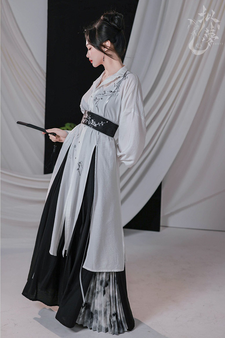 Fashionable Women Hanfu Inspired Outfit Songku for Spring