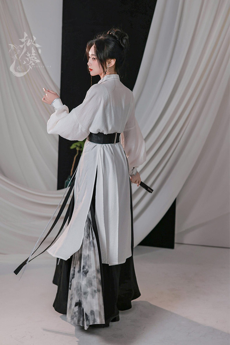 Fashionable Women Hanfu Inspired Outfit Songku for Spring