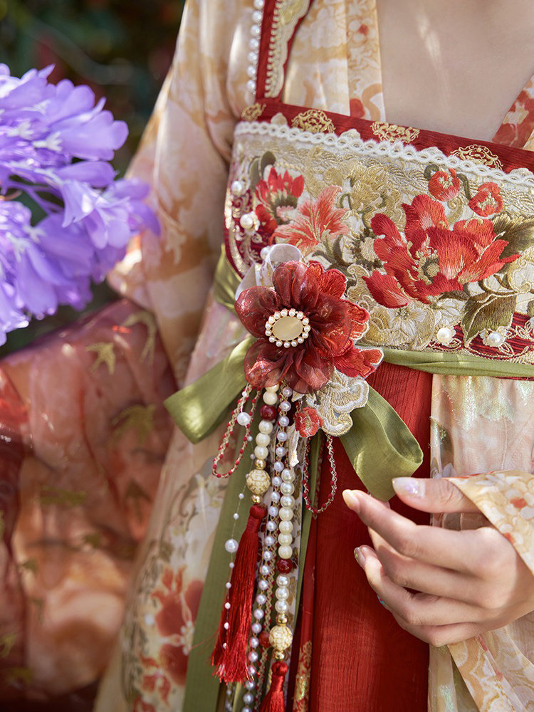 Tang Dynasty Women High-End Red Hanfu Qixiong Shanqun