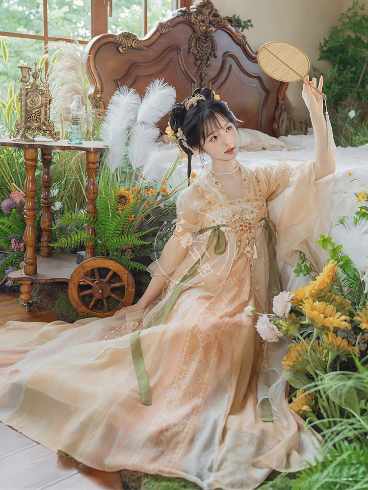 Tang Style Teenage Girl Qixiong Shanqun Modern Take on Traditional Chinese Summer Hanfu