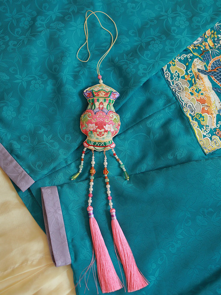 Traditional Hanfu Fragrance Pouch with Long Tassels