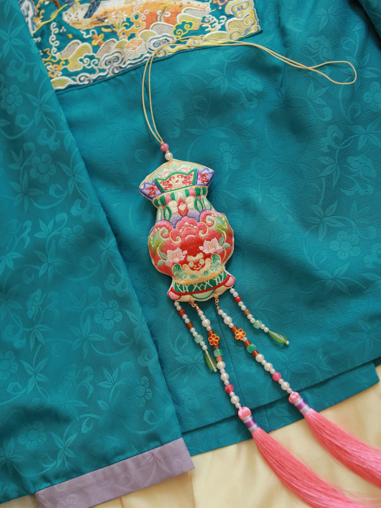 Traditional Hanfu Fragrance Pouch with Long Tassels