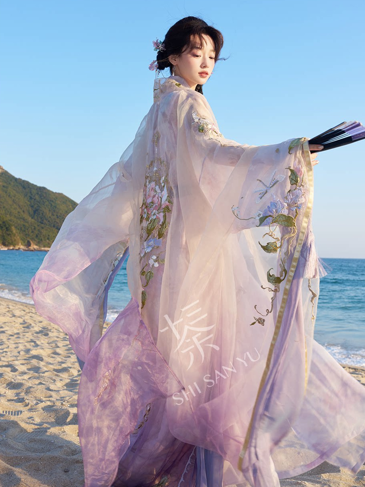 Women Long Song Dynasty Style Hanfu with Embroidered Gradient-Patterned Wide Sleeves