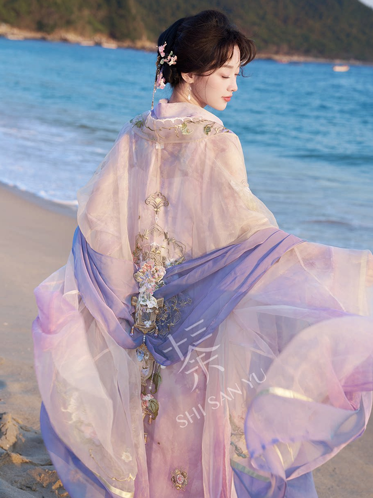 Women Long Song Dynasty Style Hanfu with Embroidered Gradient-Patterned Wide Sleeves