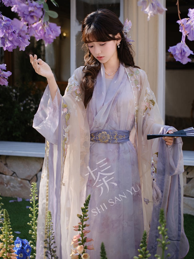 Women Long Song Dynasty Style Hanfu with Embroidered Gradient-Patterned Wide Sleeves