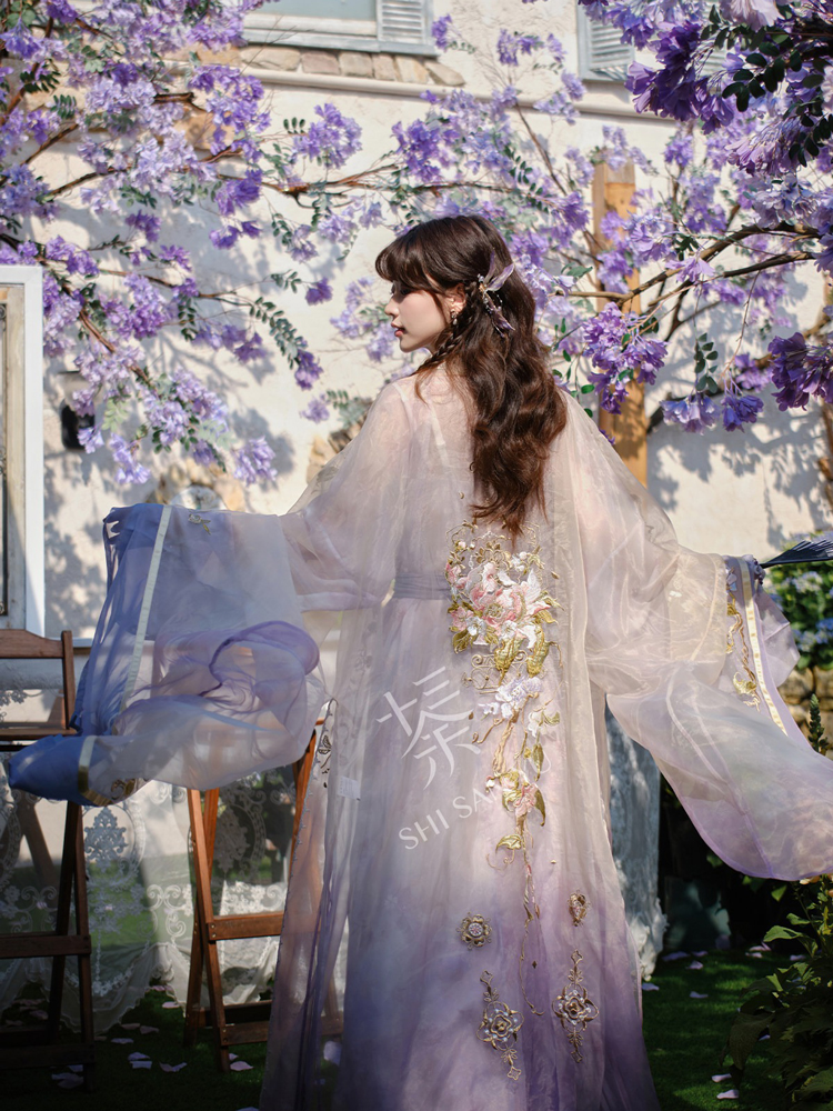 Women Long Song Dynasty Style Hanfu with Embroidered Gradient-Patterned Wide Sleeves