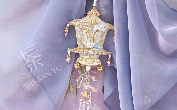 Women Long Song Dynasty Style Hanfu with Embroidered Gradient-Patterned Wide Sleeves