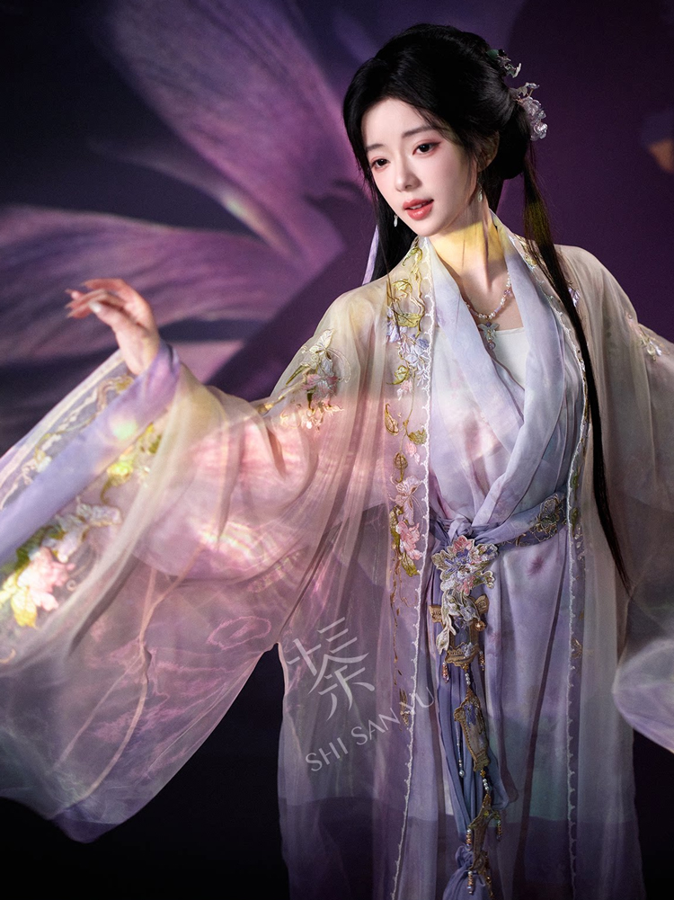 Women Long Song Dynasty Style Hanfu with Embroidered Gradient-Patterned Wide Sleeves