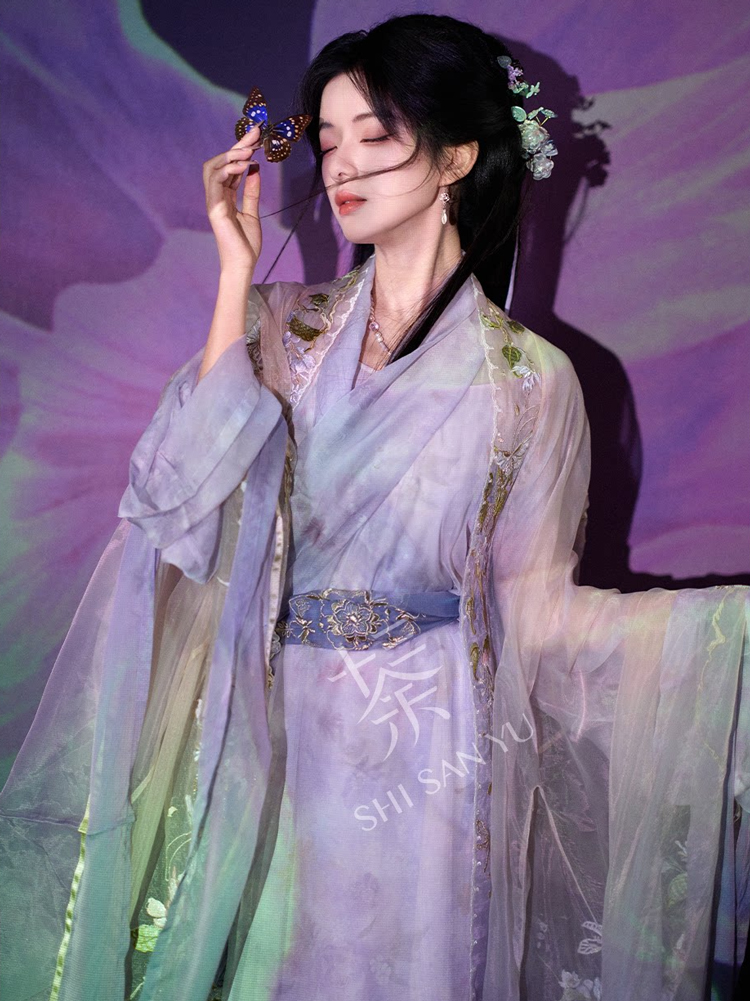 Women Long Song Dynasty Style Hanfu with Embroidered Gradient-Patterned Wide Sleeves