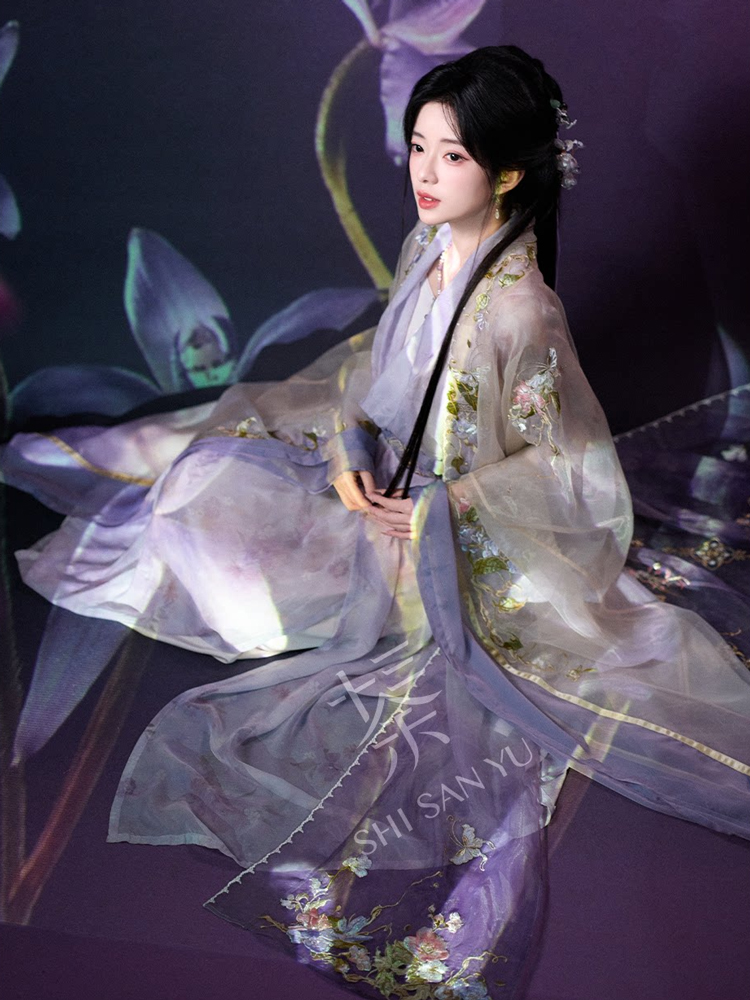 Women Long Song Dynasty Style Hanfu with Embroidered Gradient-Patterned Wide Sleeves