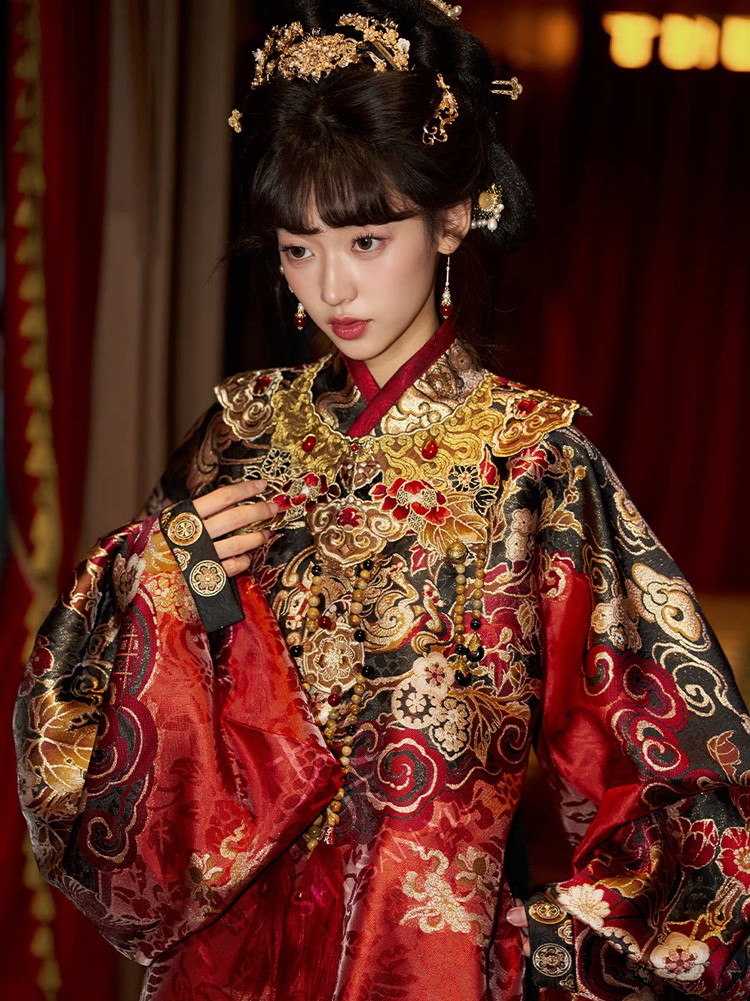 Women Ming Dynasty Hanfu Noble Mamian Qun Ensemble for Horse Year