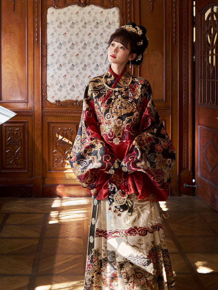 Women Ming Dynasty Hanfu Noble Mamian Qun Ensemble for Horse Year