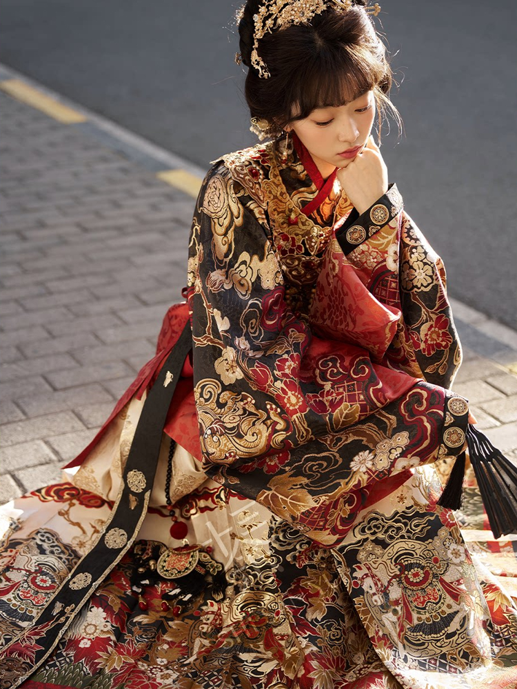 Women Ming Dynasty Hanfu Noble Mamian Qun Ensemble for Horse Year