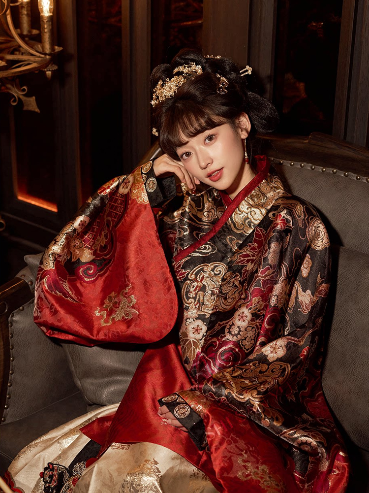 Women Ming Dynasty Hanfu Noble Mamian Qun Ensemble for Horse Year
