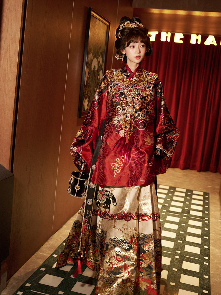 Women Ming Dynasty Hanfu Noble Mamian Qun Ensemble for Horse Year