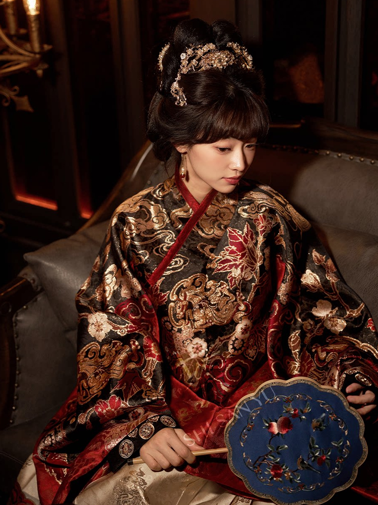 Women Ming Dynasty Hanfu Noble Mamian Qun Ensemble for Horse Year