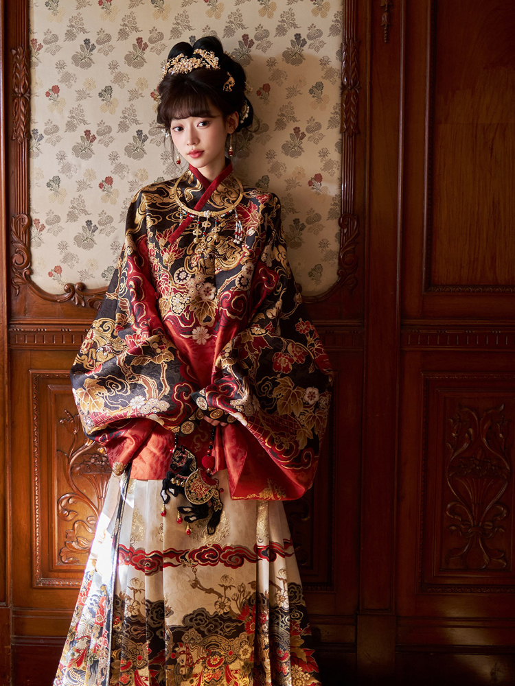 Women Ming Dynasty Hanfu Noble Mamian Qun Ensemble for Horse Year