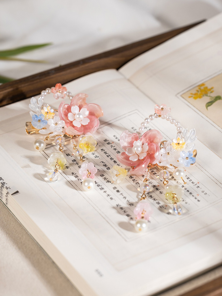 Women Hanfu Hairpin with Vintage Lily-of-the-Valley Flower and Tassel Accents