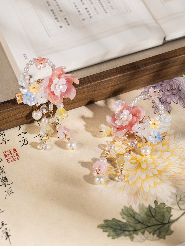 Women Hanfu Hairpin with Vintage Lily-of-the-Valley Flower and Tassel Accents