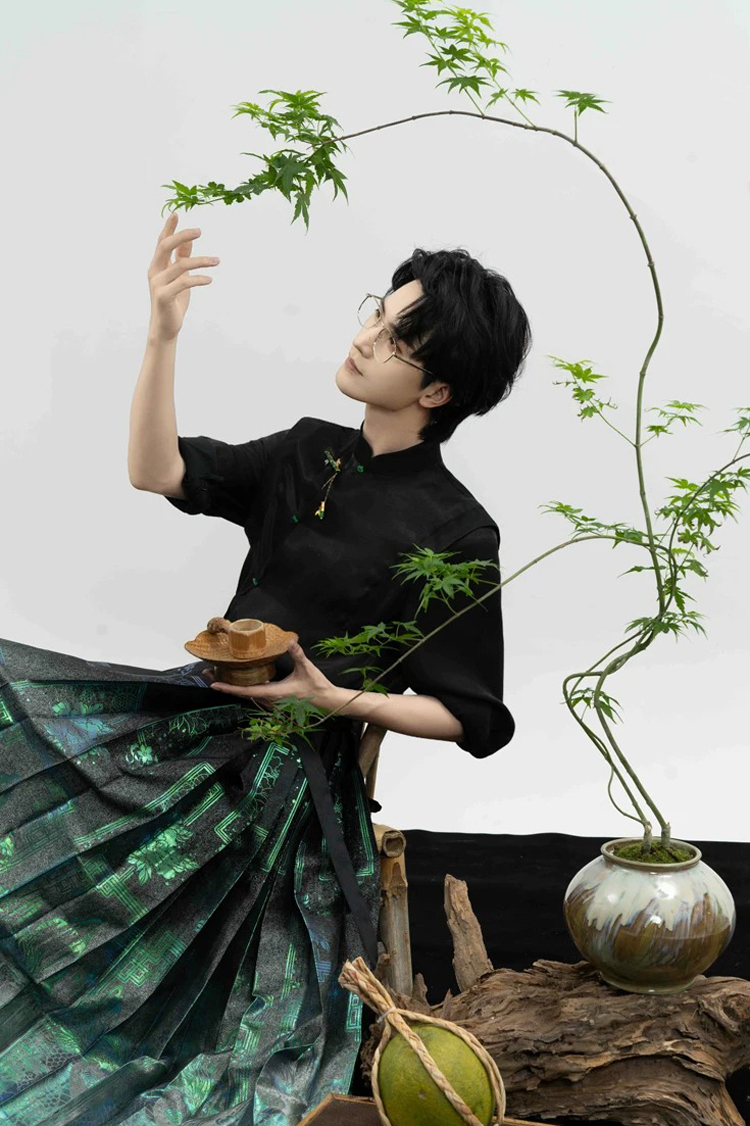 Modern Men Hanfu Ming Dynasty Style Ma Mian Skirt in Green