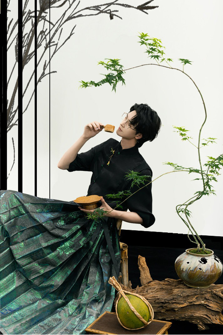 Modern Men Hanfu Ming Dynasty Style Ma Mian Skirt in Green