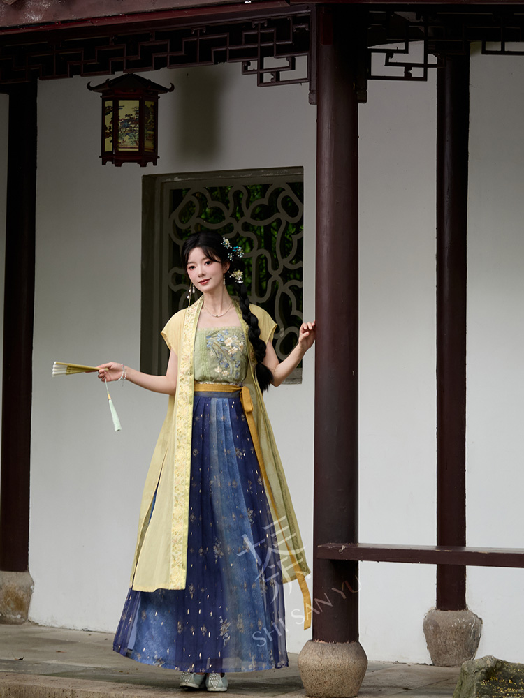 Summer Women Hanfu in Song Dynasty Style with Short Sleeve Design