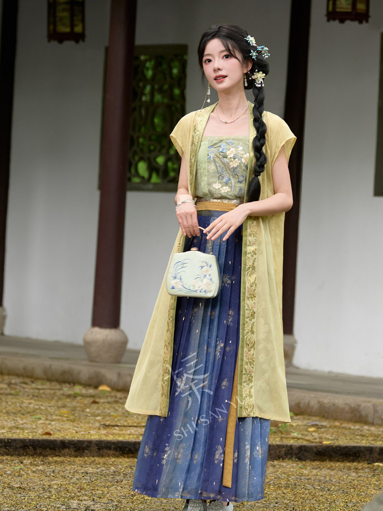 Summer Women Hanfu in Song Dynasty Style with Short Sleeve Design
