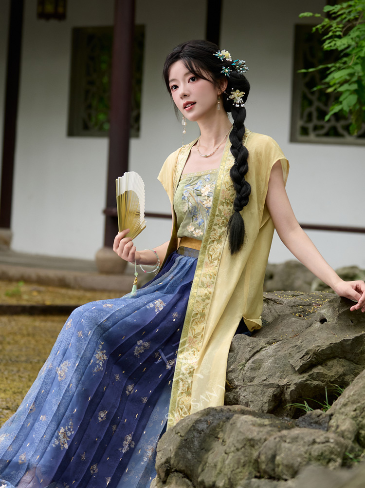 Summer Women Hanfu in Song Dynasty Style with Short Sleeve Design