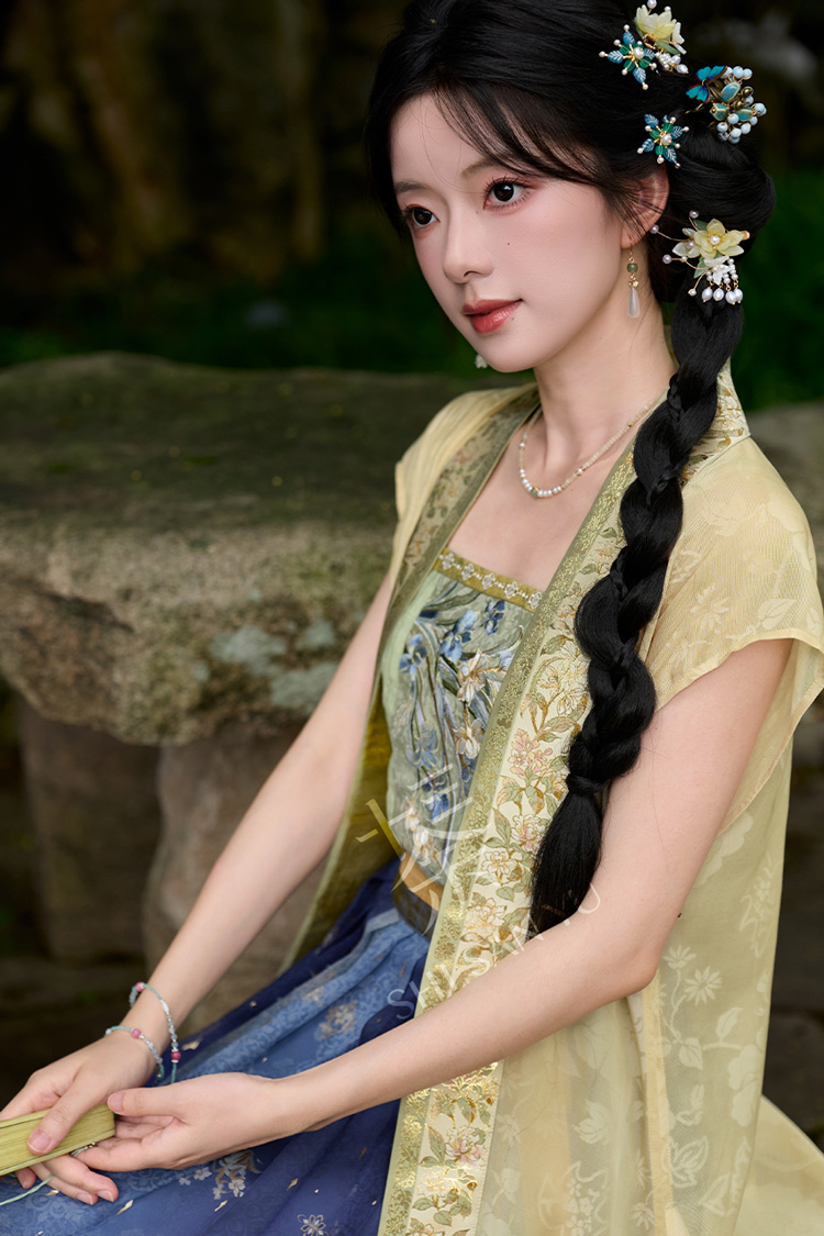 Summer Women Hanfu in Song Dynasty Style with Short Sleeve Design