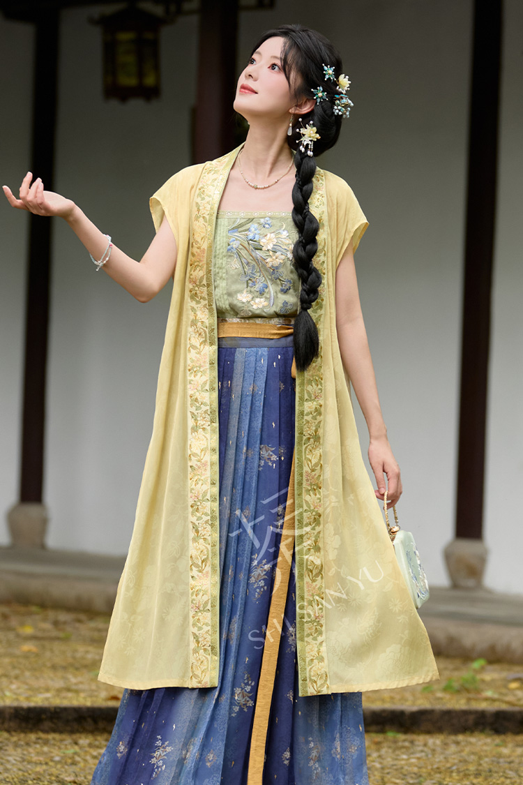 Summer Women Hanfu in Song Dynasty Style with Short Sleeve Design