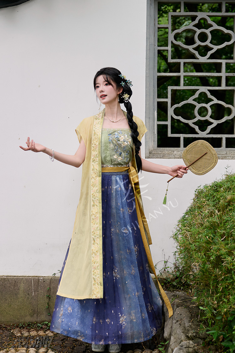 Summer Women Hanfu in Song Dynasty Style with Short Sleeve Design