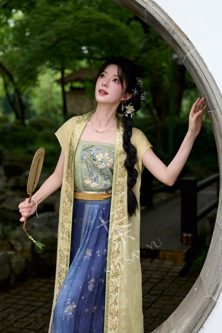 Summer Women Hanfu in Song Dynasty Style with Short Sleeve Design